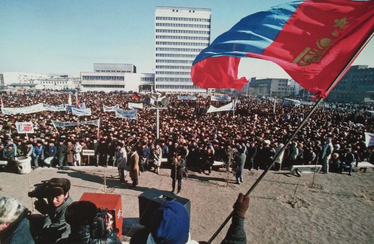 Hơn 100.000 người tham gia tuần hành ngày 04/03/1990. Ảnh: Zorig Foundation.