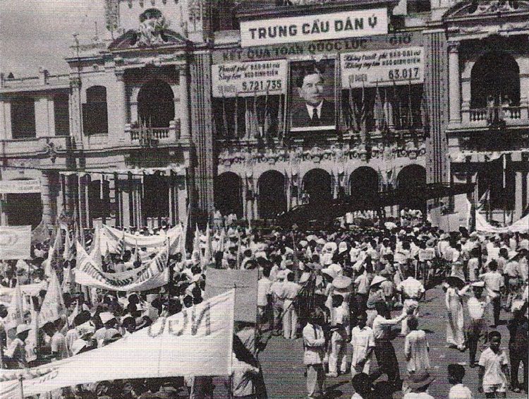 Quang cảnh ngày công bố kết quả trưng cầu dân ý ở Sài Gòn, 26/10/1955. Ảnh: Chưa rõ nguồn.