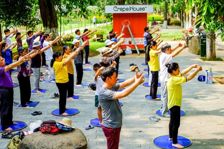 Một nhóm tập Pháp Luân Công ở khu đô thị Ecopark, Hà Nội. Ảnh: tinhtue.org.