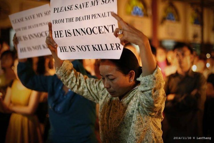 Bà Nguyễn Thị Loan, mẹ của Hồ Duy Hải cầu nguyện cho con ngày 30/11/2014. Ảnh: Nguyễn Lân Thắng.