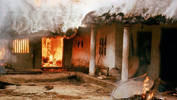 Nhà dân bị đốt ở Mỹ Lai năm 1968 – Ảnh: thedailybeast.com