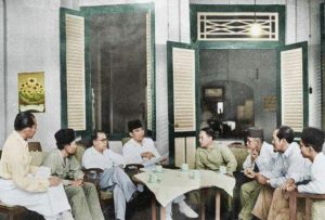 Văn hóa “musyawarah” của Indonesia về tham chính, thảo luận đồng thuận. Trong ảnh là Sukarno và Mohammad Hatta cùng họp bàn với người dân trước khi trở thành lãnh đạo Indonesia. Nguồn ảnh: Cerdika.com.