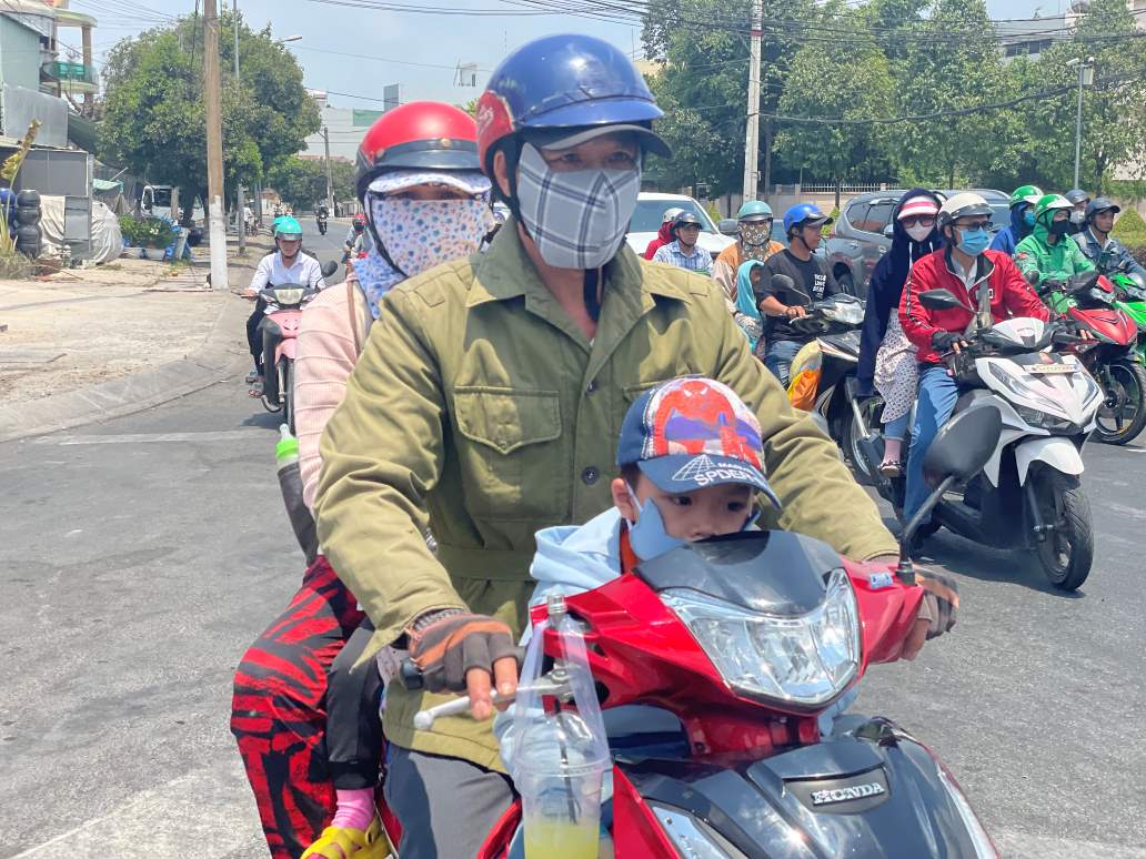 Một gia đình công nhân trở lại Bình Dương làm việc sau dịp lễ. Ảnh: Đình Trọng/Báo Lao Động.