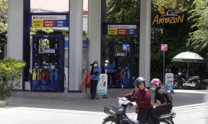 Chuỗi cây xăng PTT và chuỗi quán Cafe Amazon là hai trong nhiều thương hiệu Thái Lan nổi tiếng ở Campuchia. Ảnh: Chor Sokunthea/Khmer Times.