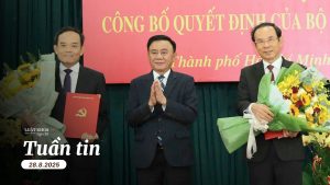 Thường trực Ban Bí thư Trần Cẩm Tú trao quyết định của Bộ Chính trị cho ông Trần Lưu Quang (trái) và ông Nguyễn Văn Nên (phải), sáng 25/8. Ảnh: Đình Văn/VnExpress.