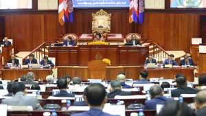 Chủ tịch Quốc hội Khuon Sudary (ngồi giữa) tham dự phiên họp thảo luận và thông qua dự thảo Luật sửa đổi Luật Quốc tịch ngày 25/8 tại Phnom Penh, Campuchia. Ảnh: Khuon Sudary/Kiripost.