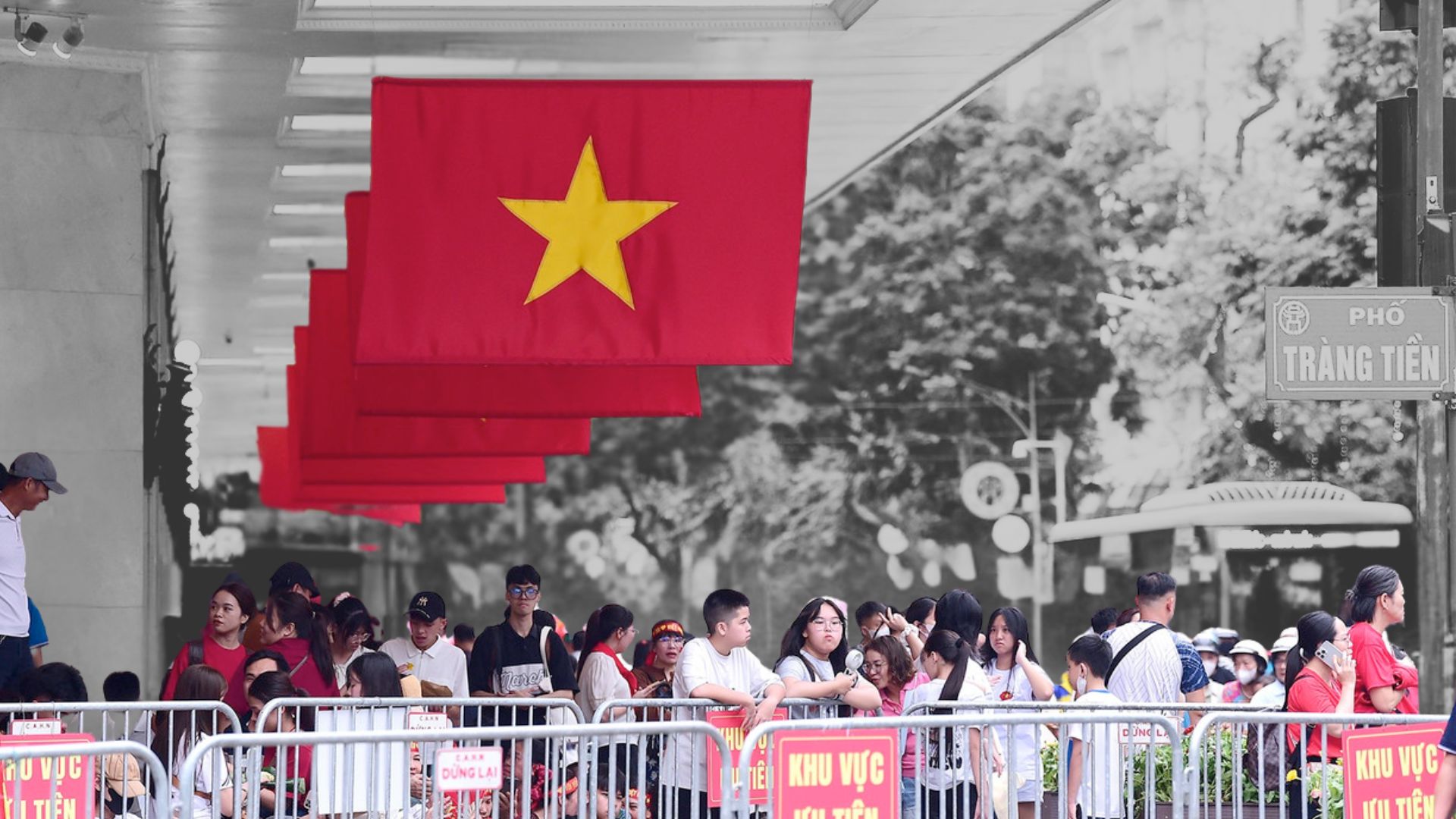 Người dân tụ tập xem tập luyện diễu binh ở Hà Nội, tháng 8/2025. Ảnh: Báo Tiền Phong.