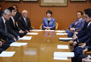 Bà Takaichi cùng các lãnh đạo của Đảng Dân chủ Tự do tại Tokyo vào thứ Ba, 21/10/2025. Ảnh: Jiji Press/AFP.