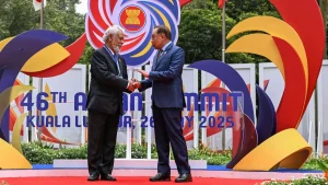 Thủ tướng Timor-Leste Xanana Gusmao gặp thủ tướng Malaysia Anwar Ibrahim trước Hội nghị thượng đỉnh ASEAN, ngày 26/5/2025. Ảnh: Mohd Rasfan/AP.