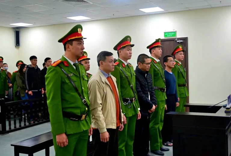 Các bị cáo nghe tòa tuyên án trong vụ Lê Trung Khoa, ngày 31/12/2025 tại Hà Nội. Ảnh: Báo Công Lý.