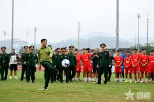 Đại tướng Phan Văn Giang đá bóng cùng cầu lạc bộ Thể Công - Viettel ngày 16/12/2025. Ảnh: Báo Quân đội Nhân dân.