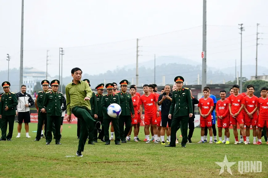 Đại tướng Phan Văn Giang đá bóng cùng cầu lạc bộ Thể Công - Viettel ngày 16/12/2025. Ảnh: Báo Quân đội Nhân dân.