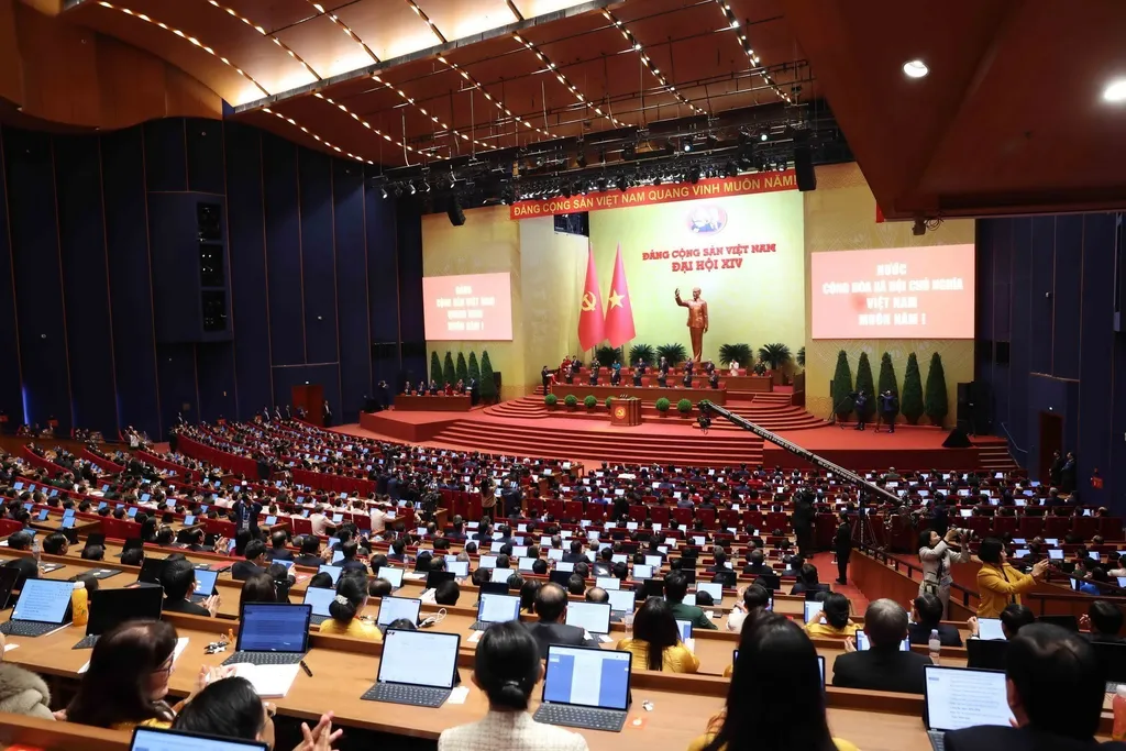 Các đại biểu sử dụng máy tính bảng để làm việc ở Đại hội 14. Nguồn ảnh: Thông tấn xã Việt Nam.