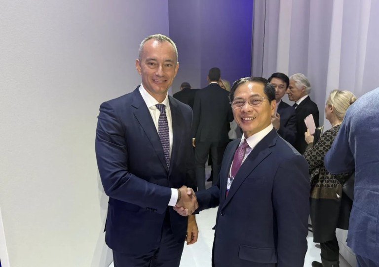 Phó Thủ tướng Bùi Thanh Sơn (phải) đại diện Việt Nam dự lễ ký hiến chương Hội đồng Hòa bình vào ngày 22/1 tại Davos, Thụy Sĩ. Nguồn ảnh: U.S. Embassy in Vietnam.