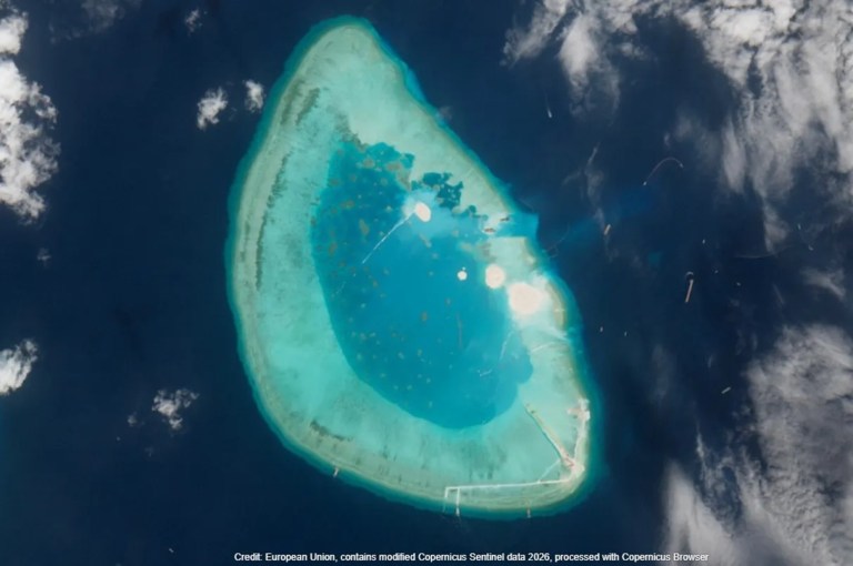 Hình ảnh vệ tinh cho thấy hoạt động xây đảo nhân tạo diễn ra nhanh chóng tại Hoàng Sa. Nguồn ảnh: Copernicus Sentinel, European Union.