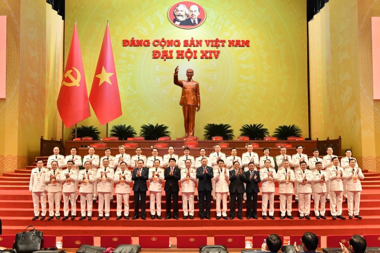 Các đại biểu đoàn Công an chụp ảnh cùng lãnh đạo đảng và nhà nước, ngày 19/1. Nguồn ảnh: TTXVN.