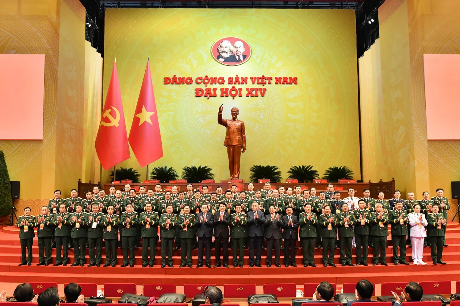 Các đại biểu đoàn Quân đội chụp ảnh cùng Lãnh đạo đảng và nhà nước tại Đại hội 14, ngày 19/1. Nguồn ảnh: TTXVN.