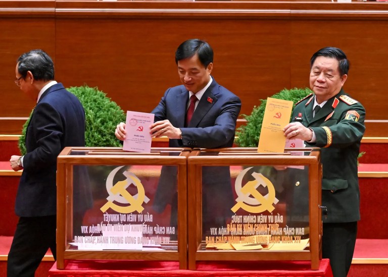 Các đại biểu bỏ phiếu bầu Ban Chấp hành Trung ương khóa 14, ngày 22/1. Nguồn ảnh: TTXVN.