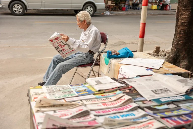 Một sạp báo ở Hà Nội, năm 2022. Ảnh: Minh Sơn - Hoài Nam/TTXVN.