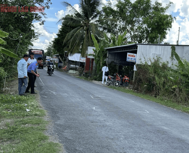 Lực lượng chức năng đang kiểm tra hiện trường vào tháng 5/2025. Nguồn ảnh: Báo Người Lao Động.