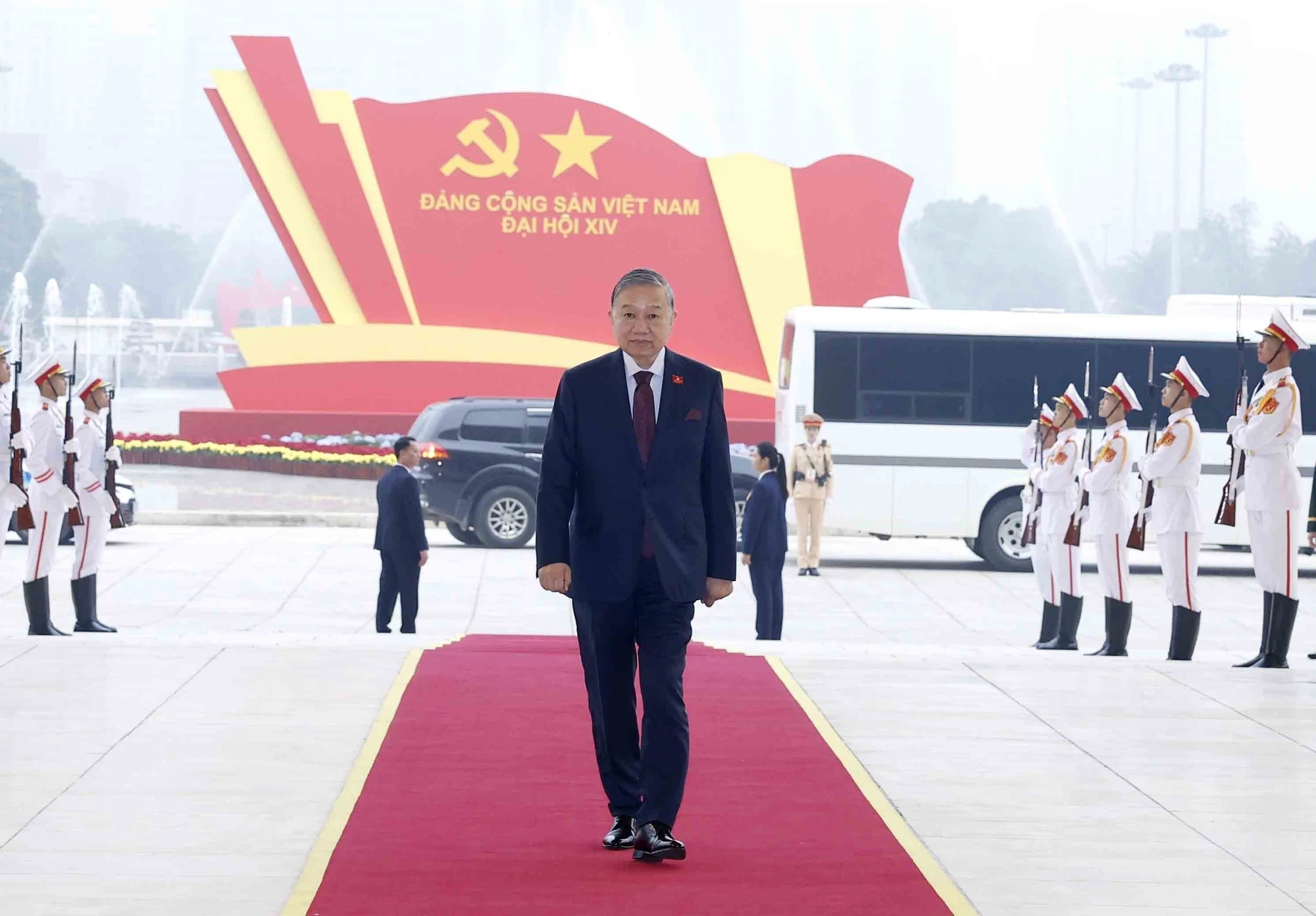 Tổng Bí thư Tô Lâm đang đi vào Trung tâm Hội nghị Quốc gia, sáng 19/1. Ảnh: Thông tấn xã Việt Nam.