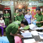 Công an khám xét nơi ở của bà Nguyễn Thị Cẩm Chi. Nguồn ảnh: Báo Công an Nhân dân.