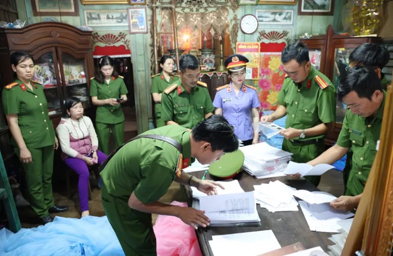 Công an khám xét nơi ở của bà Nguyễn Thị Cẩm Chi. Nguồn ảnh: Báo Công an Nhân dân.