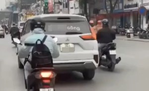 Gắn trên xe dòng chữ “xúc phạm” công an, một tài xế bị mời làm việc