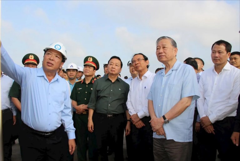 Tổng Bí thư Đảng Cộng sản Tô Lâm kiểm tra tiến độ xây dựng sân bay Long Thành ngày 13/11/2025. Ảnh: Văn Dũng / Báo Đại biểu Nhân dân.