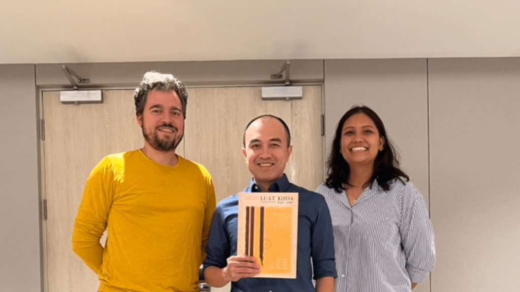 Hai chuy&ecirc;n gia của MDIF, D&aacute;vid Tvrdoň (tr&aacute;i) v&agrave; Mayuri Mei Lin (phải), c&ugrave;ng nh&agrave; b&aacute;o Trịnh Hữu Long, tổng bi&ecirc;n tập của Luật Khoa tạp ch&iacute;. 