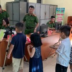 Công an làm căn cước công dân và tích hợp với ứng dụng VNeID cho trẻ em tại Hà Nội. Ảnh: Q. Tấn/Báo Lao Động.