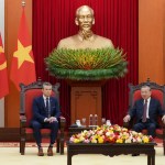 Bộ trưởng Bộ Chiến tranh Mỹ Pete Hegseth (trái) và Tổng Bí thư Đảng Cộng sản Việt Nam Tô Lâm, tháng 11/2025. Ảnh: Hau Dinh/AP Photo.