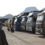 Xe tải chở hàng hóa chờ làm thủ tục qua cửa khẩu tại Lạng Sơn. Ảnh: C. Tuệ/Báo Tuổi Trẻ.