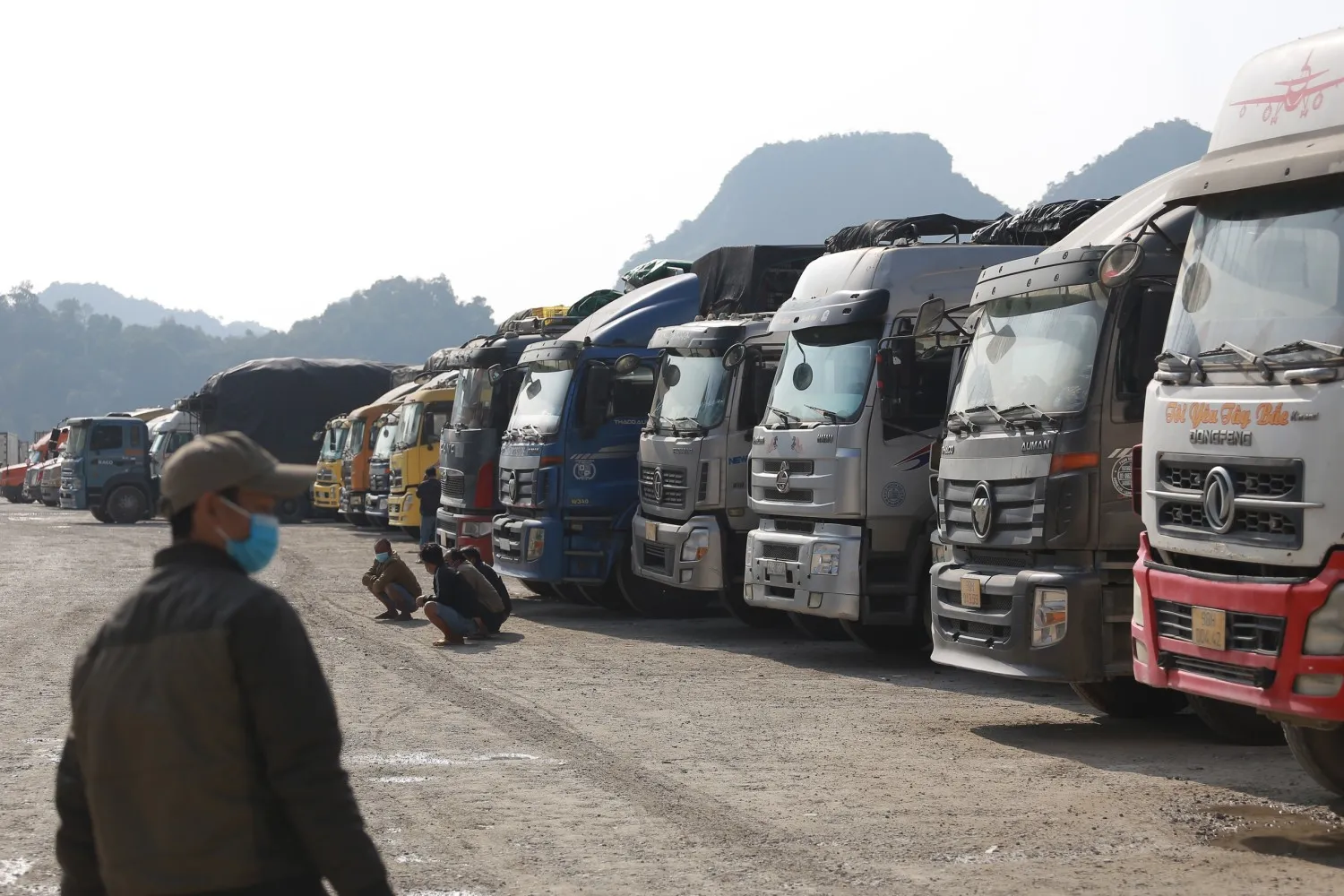 Xe tải chở h&agrave;ng h&oacute;a chờ l&agrave;m thủ tục qua cửa khẩu tại Lạng Sơn. Ảnh: C. Tuệ/B&aacute;o Tuổi Trẻ.