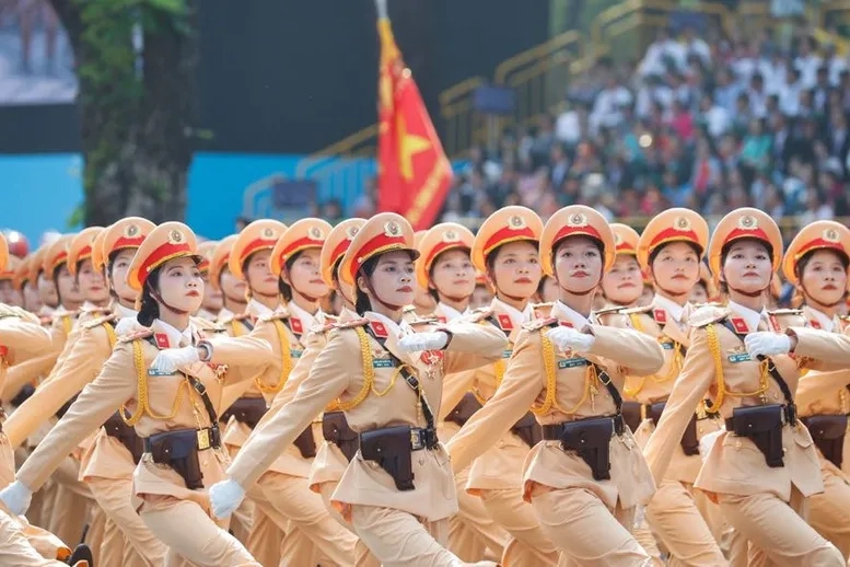 Khối nữ sỹ quan Cảnh sát giao thông tham gia diễu hành ngày 30/4/2025. Ảnh: Nhật Bắc/VGP News.