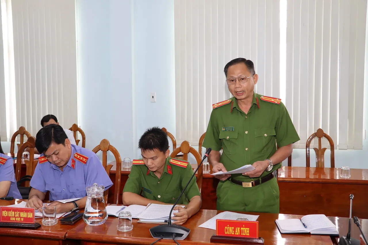 Thượng tá Nguyễn Văn Chót, phó trưởng phòng Cảnh sát hình sự Công an tỉnh Vĩnh Long, cung cấp thông tin cho báo chí. Ảnh: BT/Báo Pháp Luật.