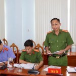 Thượng tá Nguyễn Văn Chót, phó trưởng phòng Cảnh sát hình sự Công an tỉnh Vĩnh Long, cung cấp thông tin cho báo chí. Ảnh: BT/Báo Pháp Luật.