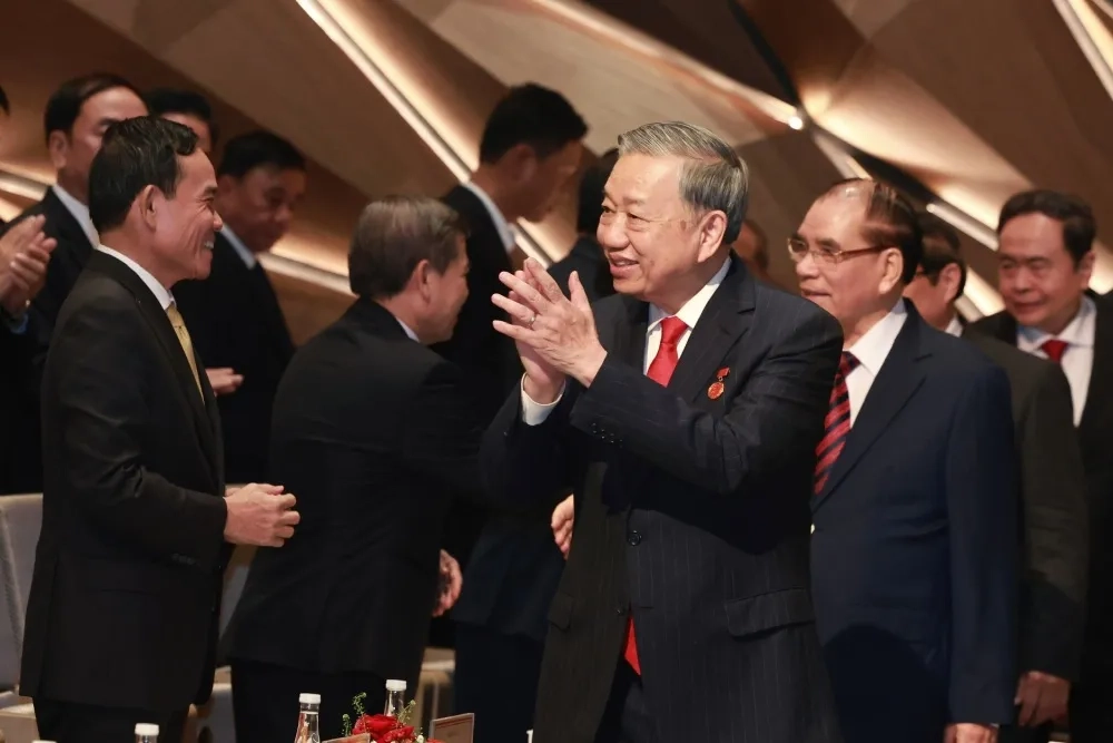 Tổng Bí thư Tô Lâm cùng các lãnh đạo, cựu lãnh đạo dự lễ tuyên dương 96 bí thư chi bộ xuất sắc và trao giải Búa liềm Vàng lần thứ 10. Nguồn ảnh: Hải Nguyễn/Báo Lao Động.