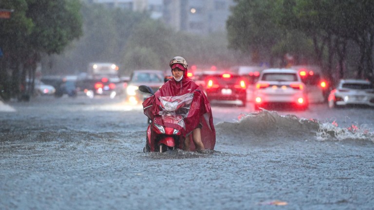 Đường phố ở Hà Nội ngập sâu, tháng 9/2025. Ảnh: Hải Long - Đỗ Minh Quân/Báo Dân Trí.