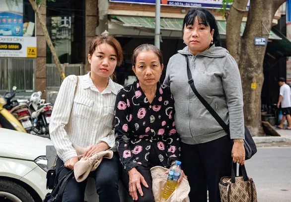 Từ trái qua: Em gái, mẹ, và dì út của Hồ Duy Hải. Ảnh chụp năm 2020. Ảnh: Nam Trần/Báo Tuổi Trẻ.